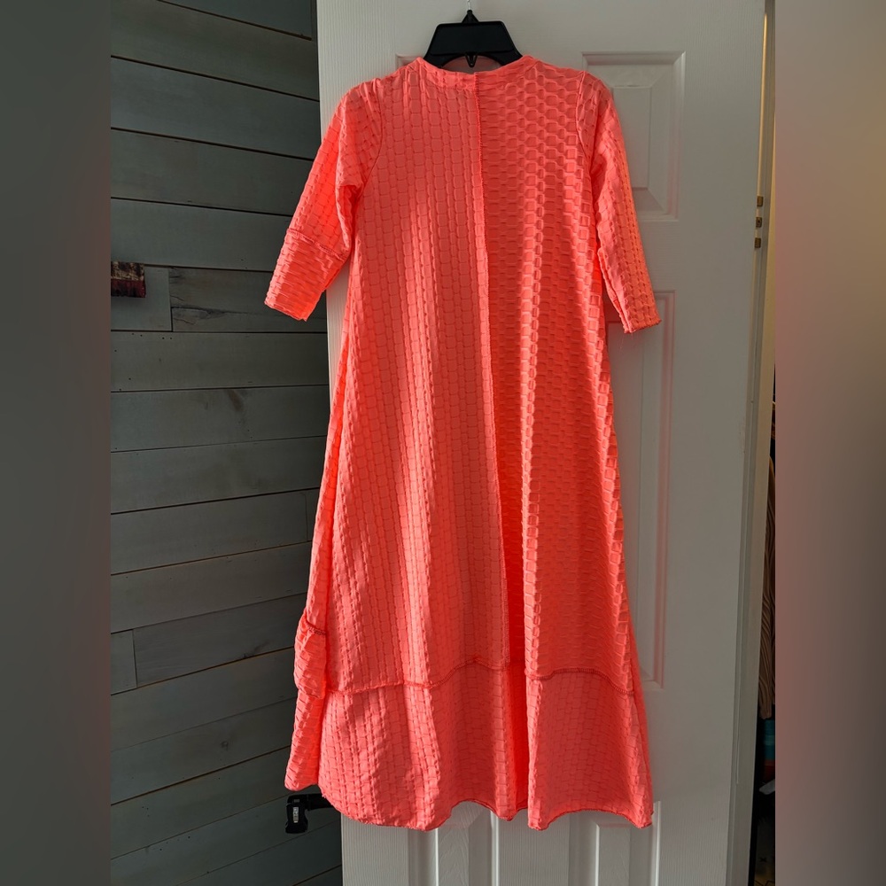 Elegant Coral Textured Dress - Picture 3 of 3